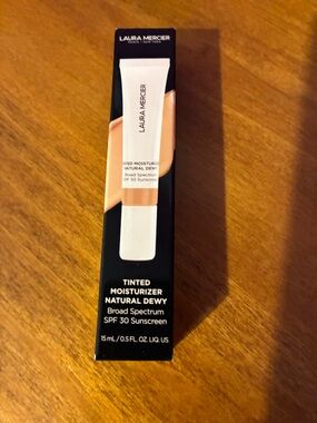 laura mercier Natural Dewy Tinted Moisturizer - 3N sand
NIB